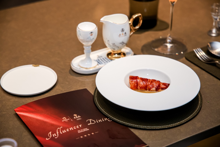 桌子上的盘子里放着甜点
AI 生成的内容可能不正确。